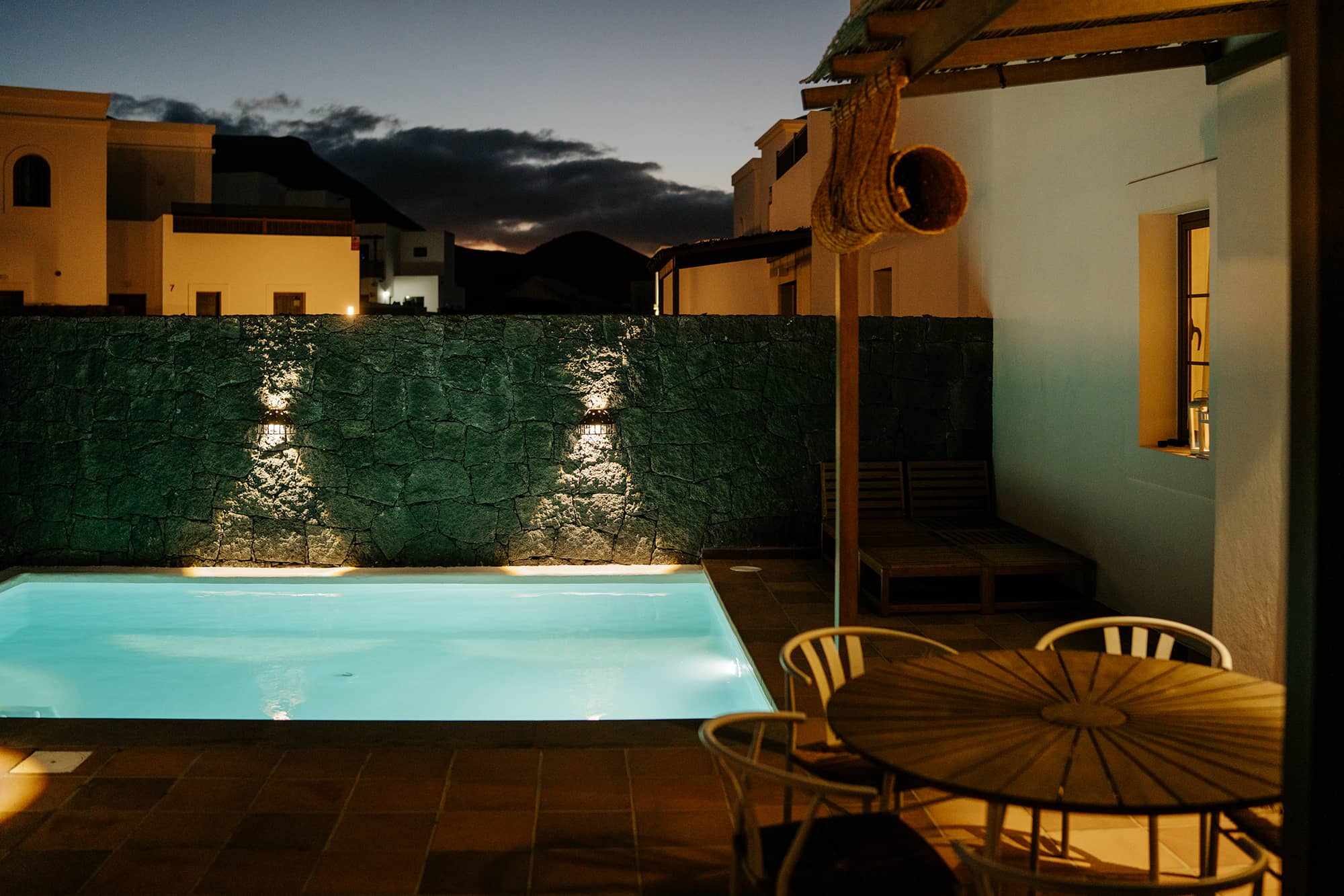 Villa Mayatingo - Yaiza Casas Blancas - Alquiler de villas de lujo en Lanzarote con piscina privada - Luxury villa rentals in Lanzarote with private pool